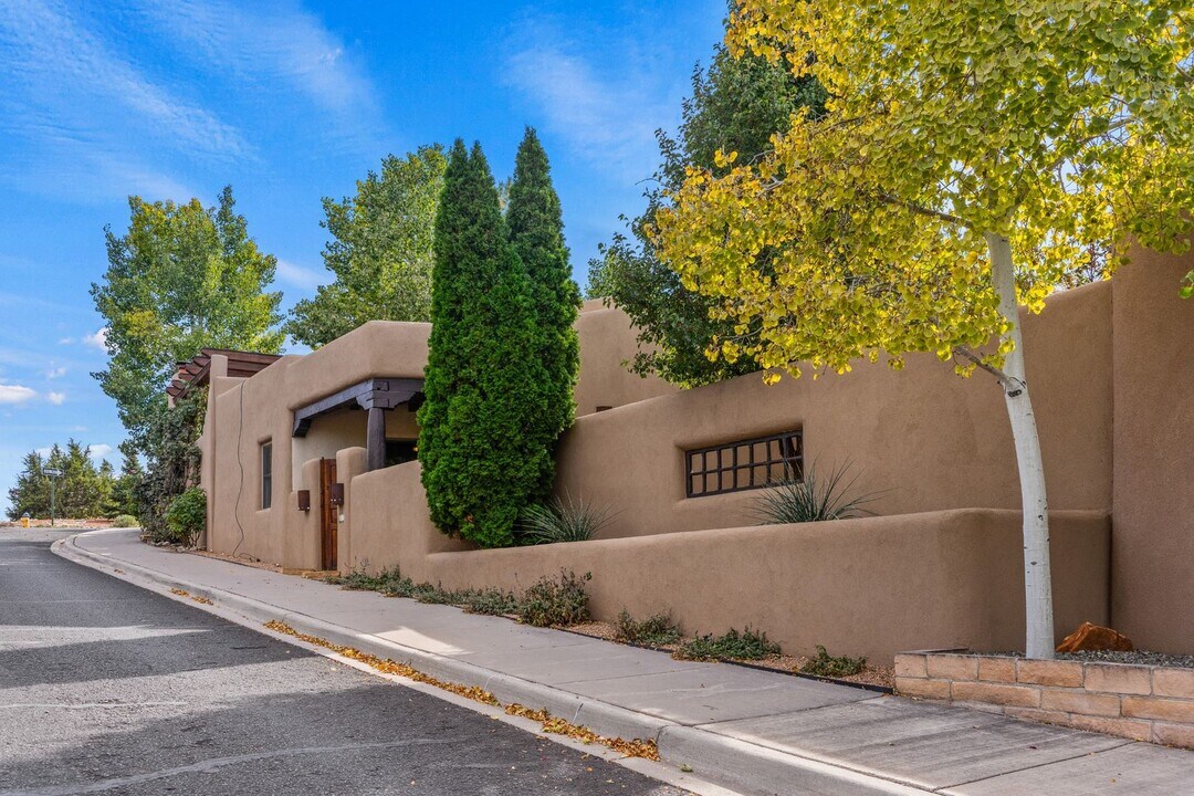 23 Centaurus Ranch Rd in Santa Fe, NM - Building Photo