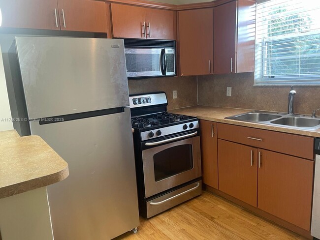 property at 815 W 40th St