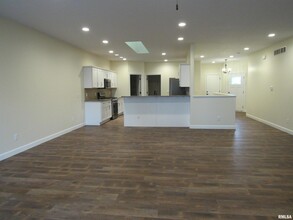 4007 Creek Hill Dr in Bettendorf, IA - Foto de edificio - Building Photo
