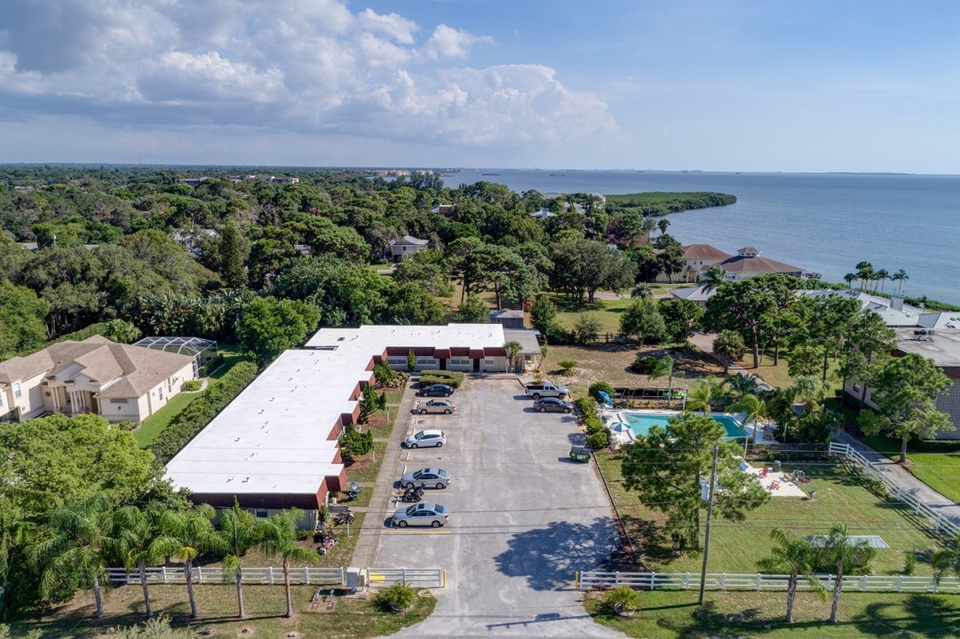 Ocean Sunset Apartments in Tarpon Springs, FL - Foto de edificio