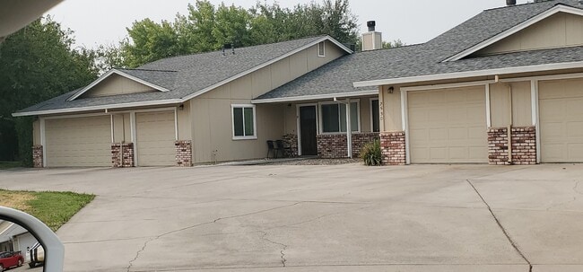 2530 Jason Ct, Unit B in Anderson, CA - Building Photo - Building Photo