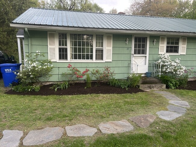 37 Huntington Rd in Hadley, MA - Building Photo - Building Photo