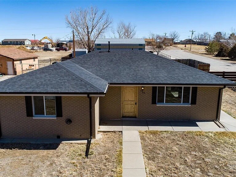 710 4th St in Bennett, CO - Building Photo