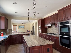 13652 Perry Ann Cir in Corona, CA - Foto de edificio - Building Photo