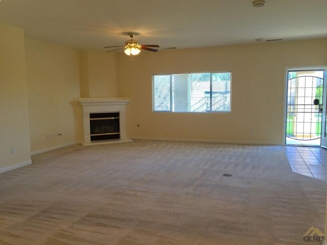 106 Emerald Isle Way in Bakersfield, CA - Building Photo - Building Photo