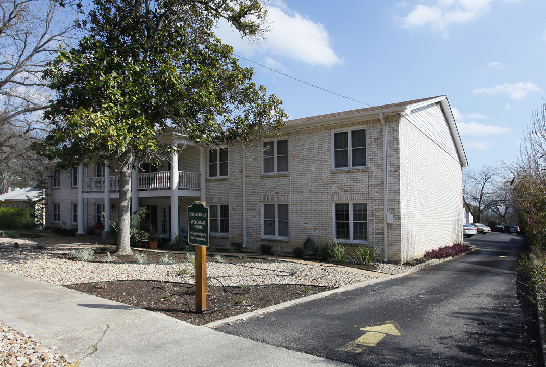 Herndon House in San Marcos, TX - Building Photo