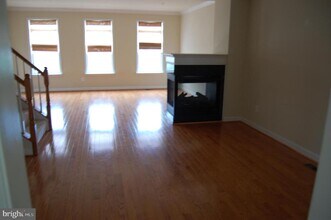 912 Grand Champion Dr in Rockville, MD - Building Photo - Building Photo