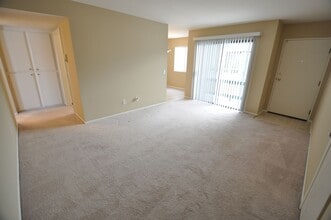 6122 Colfax Ave, Unit 205 in Los Angeles, CA - Building Photo - Building Photo