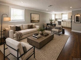 27 Southridge Dr in Glen Cove, NY - Building Photo
