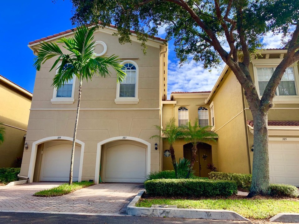 4991 Bonsai Cir-Unit -107 in West Palm Beach, FL - Foto de edificio