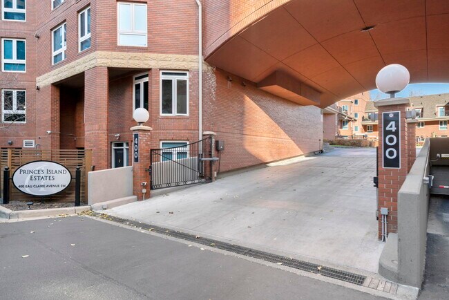 400-1400 Eau Claire Ave SW in Calgary, AB - Building Photo - Building Photo