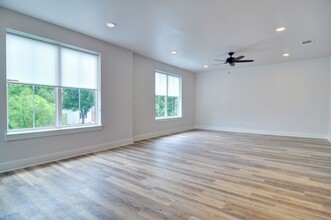 3212 McCart Ave in Fort Worth, TX - Foto de edificio - Building Photo