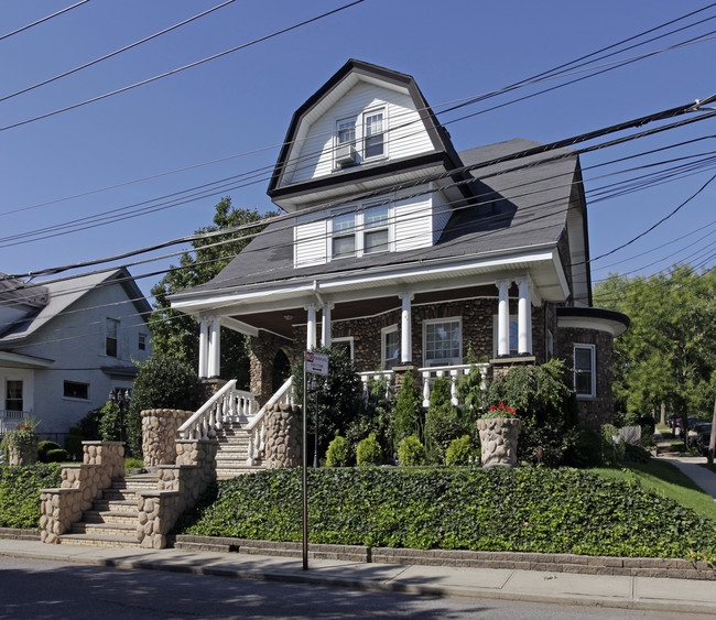 Fieldstone Villa in Staten Island, NY - Building Photo - Building Photo