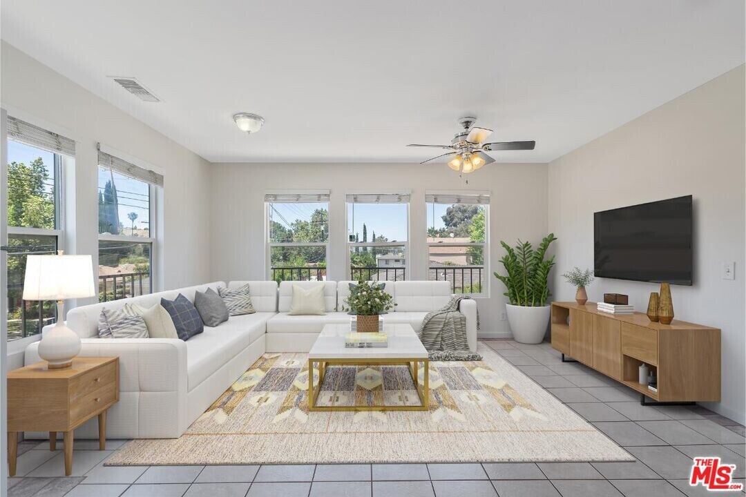 4821 Topanga Canyon Blvd in Los Angeles, CA - Building Photo