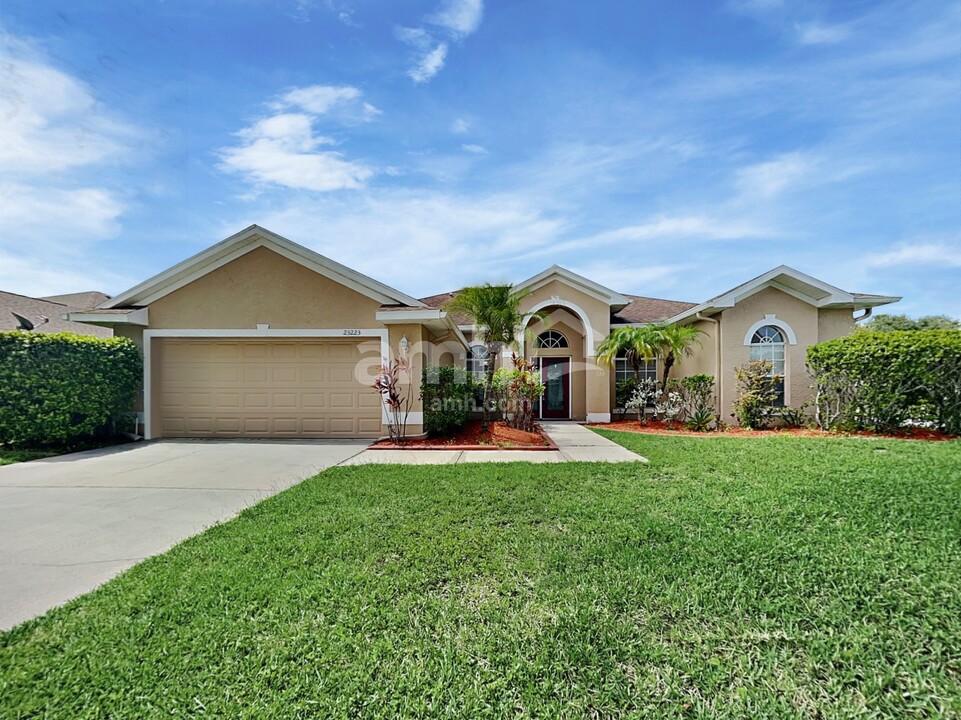 23223 Eagles Watch Dr in Land O Lakes, FL - Foto de edificio