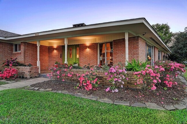 8002 Glen Valley Dr in Houston, TX - Building Photo - Building Photo