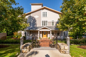 Fifteen Dix Street in Winchester, MA - Foto de edificio - Building Photo