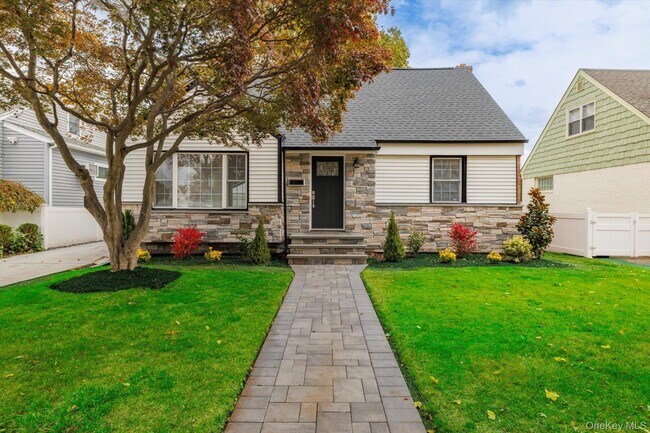 236 Wardwell Rd in Mineola, NY - Building Photo - Building Photo