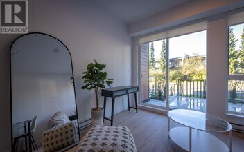 2590 Lonsdale Ave in North Vancouver, BC - Building Photo - Building Photo