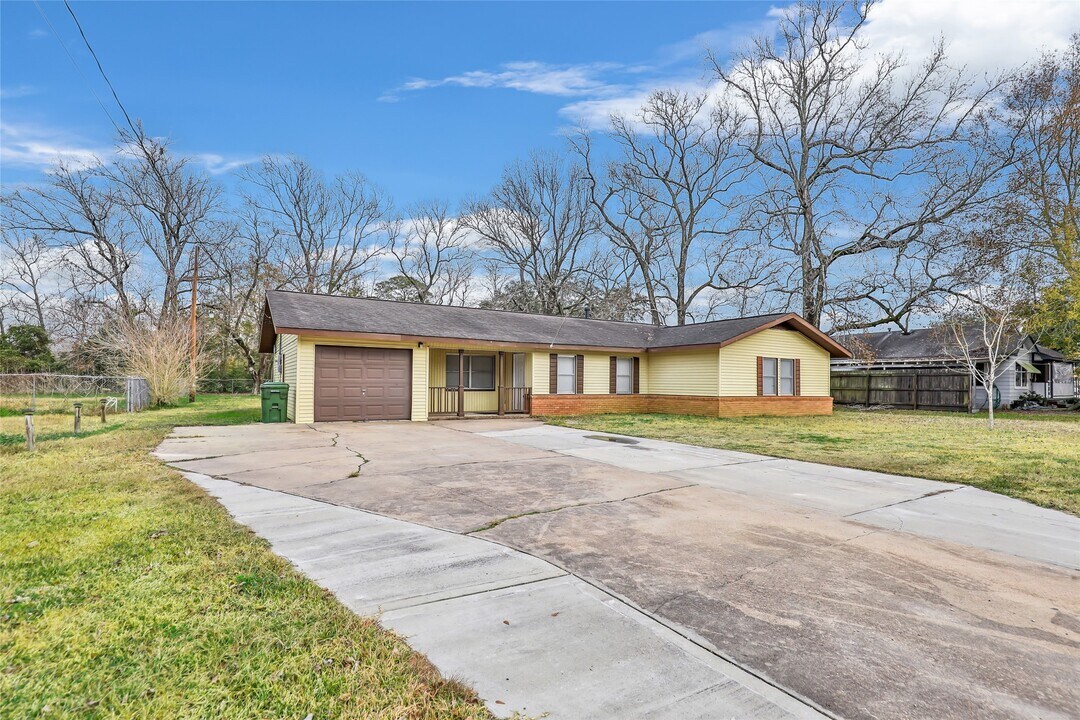 509 S Winfree St in Dayton, TX - Building Photo
