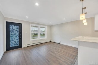 821 N Jefferson Ave in Lindenhurst, NY - Building Photo - Building Photo