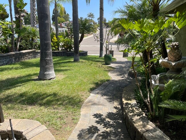 146 Village Run W in Encinitas, CA - Building Photo - Building Photo