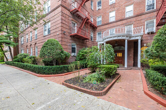 Stanwix Apartment COOP in Forest Hills, NY - Building Photo - Building Photo