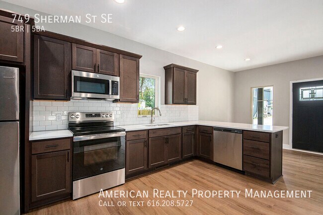 749 Sherman St SE in Grand Rapids, MI - Building Photo - Building Photo