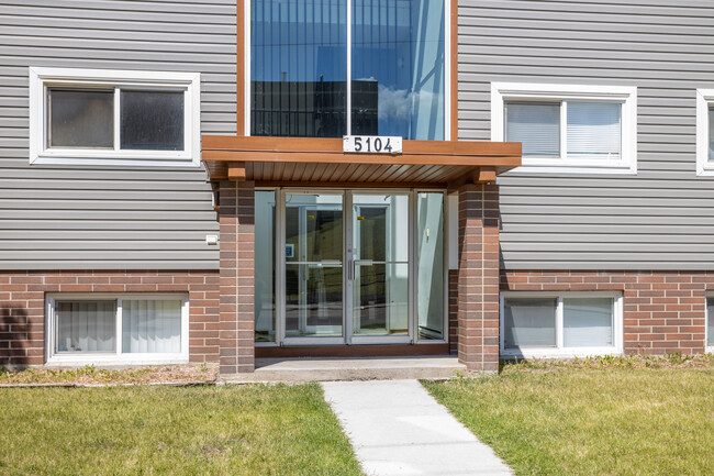 5104 43 St in Red Deer, AB - Building Photo - Building Photo