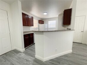 2801 N Rainbow Blvd, Unit 203 in Las Vegas, NV - Building Photo - Building Photo