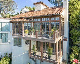 323 Adelaide Dr in Santa Monica, CA - Building Photo - Building Photo