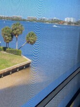 100 Waterway Dr in Lantana, FL - Foto de edificio - Building Photo