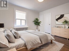 2402 Queen St E in Toronto, ON - Building Photo - Building Photo