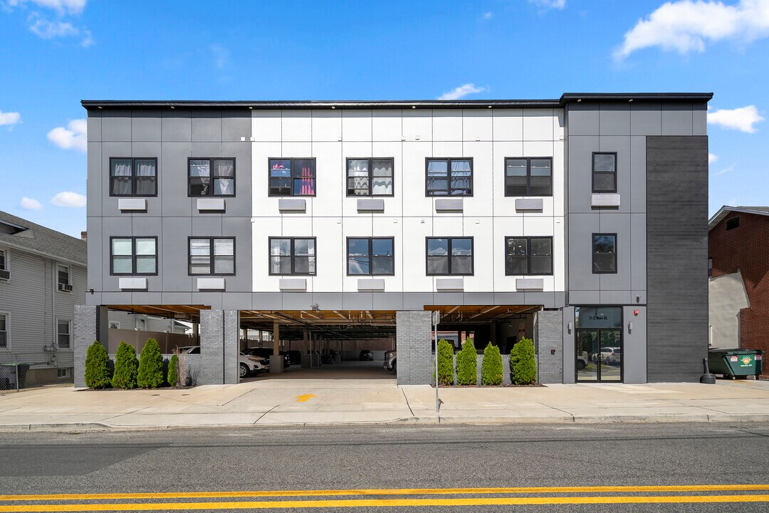 51 E Main St, Unit 306 in Bergenfield, NJ - Foto de edificio