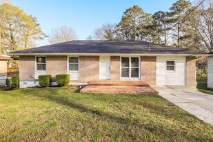 494 Clara Dr in Riverdale, GA - Building Photo