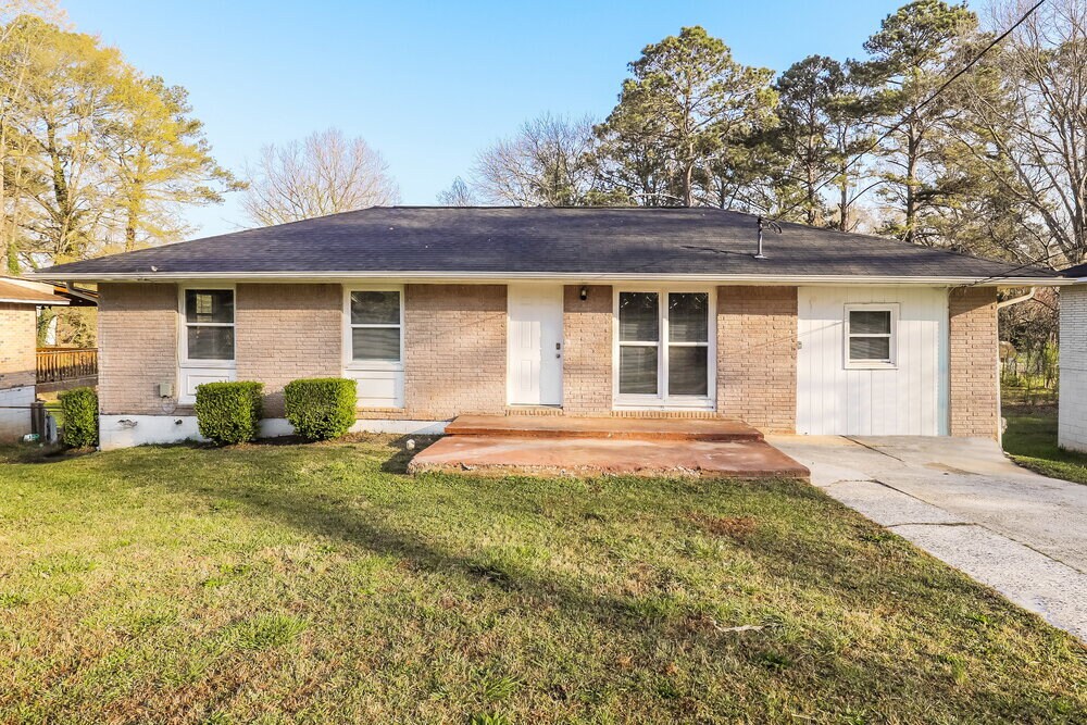 494 Clara Dr in Riverdale, GA - Building Photo