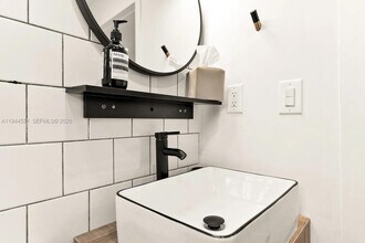 1237 NW 33rd Ave in Miami, FL - Foto de edificio - Building Photo