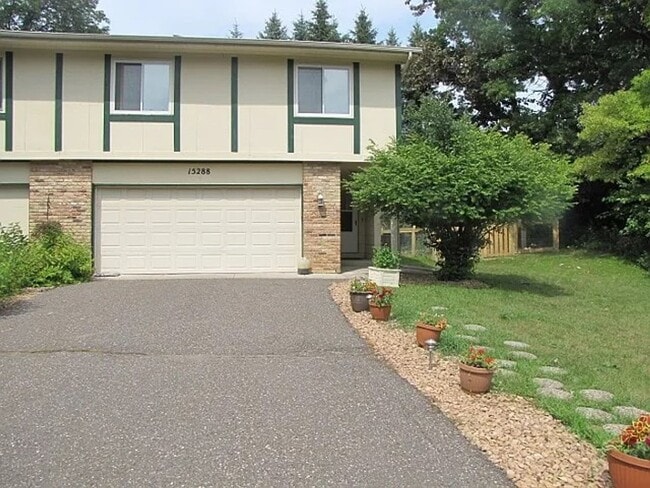 15288 Trillium Cir