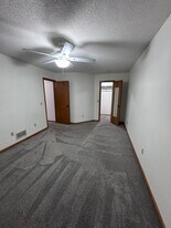 14198 Towers Ln in Eden Prairie, MN - Building Photo