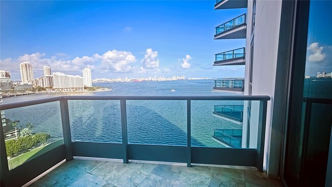 1331 Brickell Bay Dr, Unit 1502 in Miami, FL - Foto de edificio - Building Photo