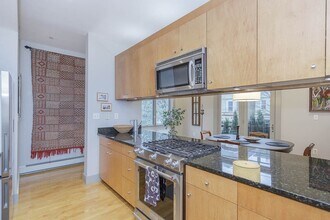 400 Washington St, Unit 204 in Somerville, MA - Building Photo - Building Photo