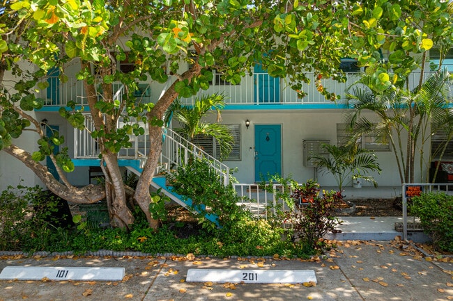 Downtowner in Lake Worth Beach, FL - Building Photo - Building Photo