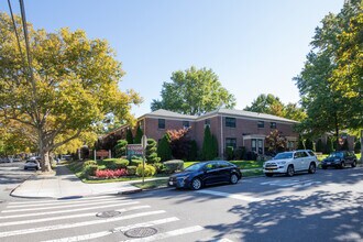Windsor Oak in Oakland Gardens, NY - Foto de edificio - Building Photo