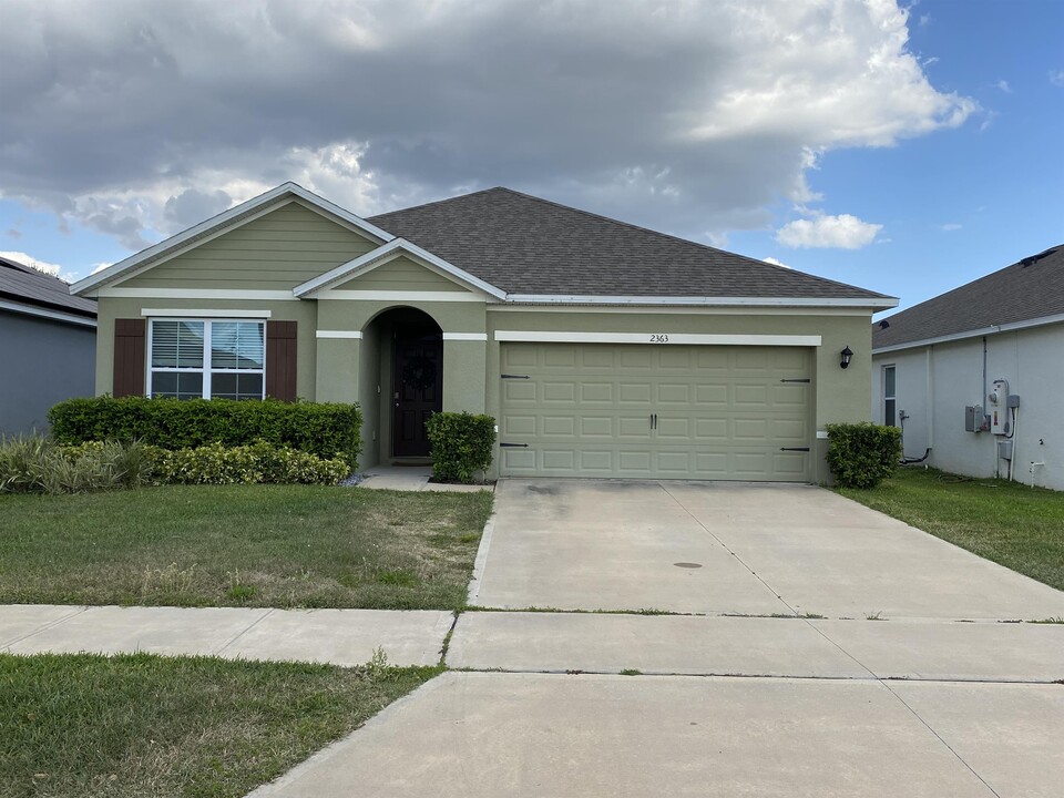 2363 White Lilly Dr in Kissimmee, FL - Foto de edificio