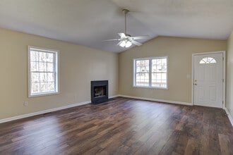 216 Windsor Ct in Hendersonville, NC - Building Photo - Building Photo