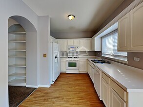 2409 Courtyard Cir in Aurora, IL - Foto de edificio - Building Photo