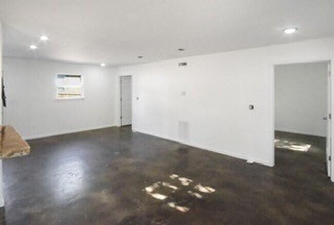 1835 W Mitchell St in Fayetteville, AR - Building Photo - Building Photo
