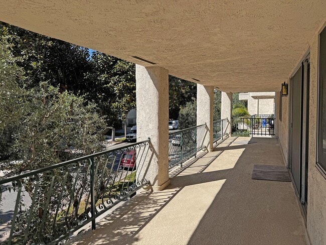 420 S Madison Ave, Unit 217 in Pasadena, CA - Building Photo - Building Photo