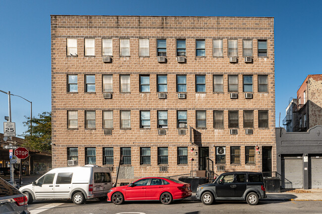 677 Meeker Ave in Brooklyn, NY - Foto de edificio - Building Photo