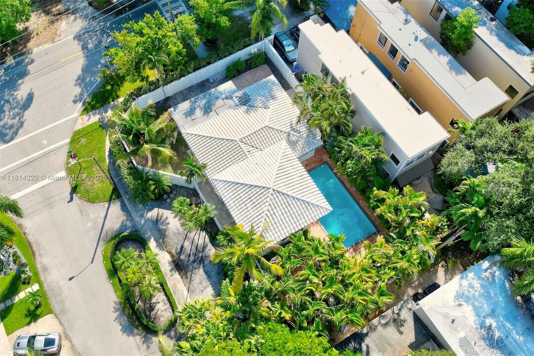 2200 Overbrook St in Miami, FL - Building Photo